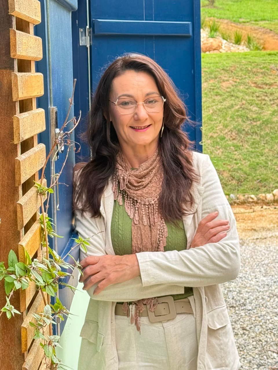Andresa Lamim em um pomar de laranjas